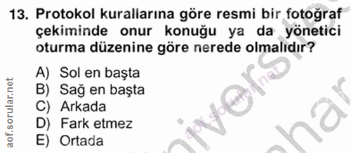 13. soru: Protokol kurallarına göre resmi bir fotoğraf çekiminde onur konuğu ya da yönetici oturma düzenine göre nerede olmalıd…