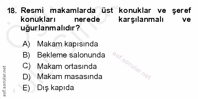18. soru: Resmi makamlarda üst konuklar ve şeref konukları nerede karşılanmalı ve uğurlanmalıdır? A) Makam kapısında B) Bekleme…