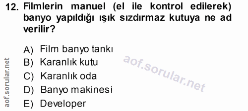12. soru: Filmlerin manuel (el ile kontrol edilerek) banyo yapıldığı ışık sızdırmaz kutuya ne ad verilir? A) Film banyo tankı B…