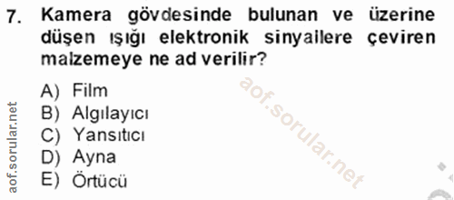 7. soru: Kamera gövdesinde bulunan ve üzerine düşen ışığı elektronik sinyalere çeviren malzemeye ne ad verilir? A) Film B) Alg…