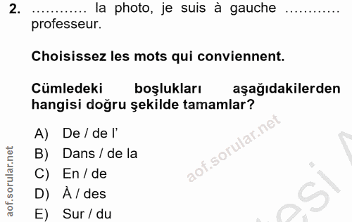 2. soru: la photo, je suis à gauche professeur. Choisissez les mots qui conviennent. Cümledeki boşlukları aşağıdakilerden hang…