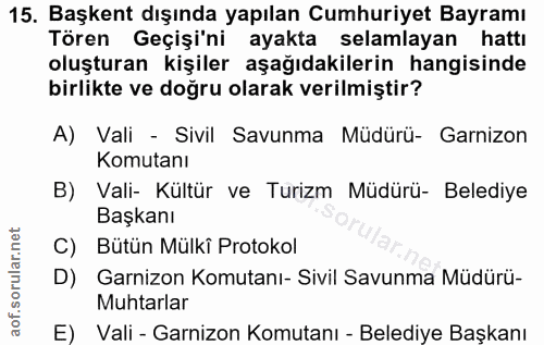 15. soru: Başkent dışında yapılan Cumhuriyet Bayramı Tören Geçişi'ni ayakta selamlayan hattı oluşturan kişiler aşağıdakilerin h…